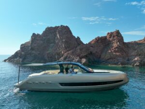 Invictus tt460 au large de la mer Méditerranéenne