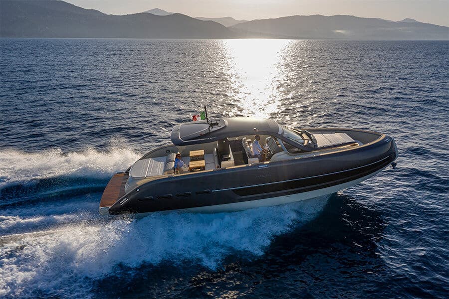 Invictus tt460 en navigation au large de la mer