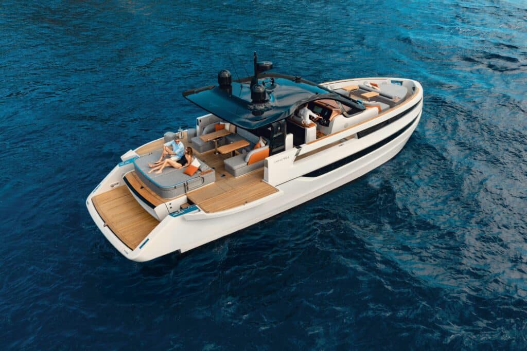 Invictus tt420 en navigation au large de Cannes