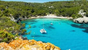 Catamaran or yacht: what really changes