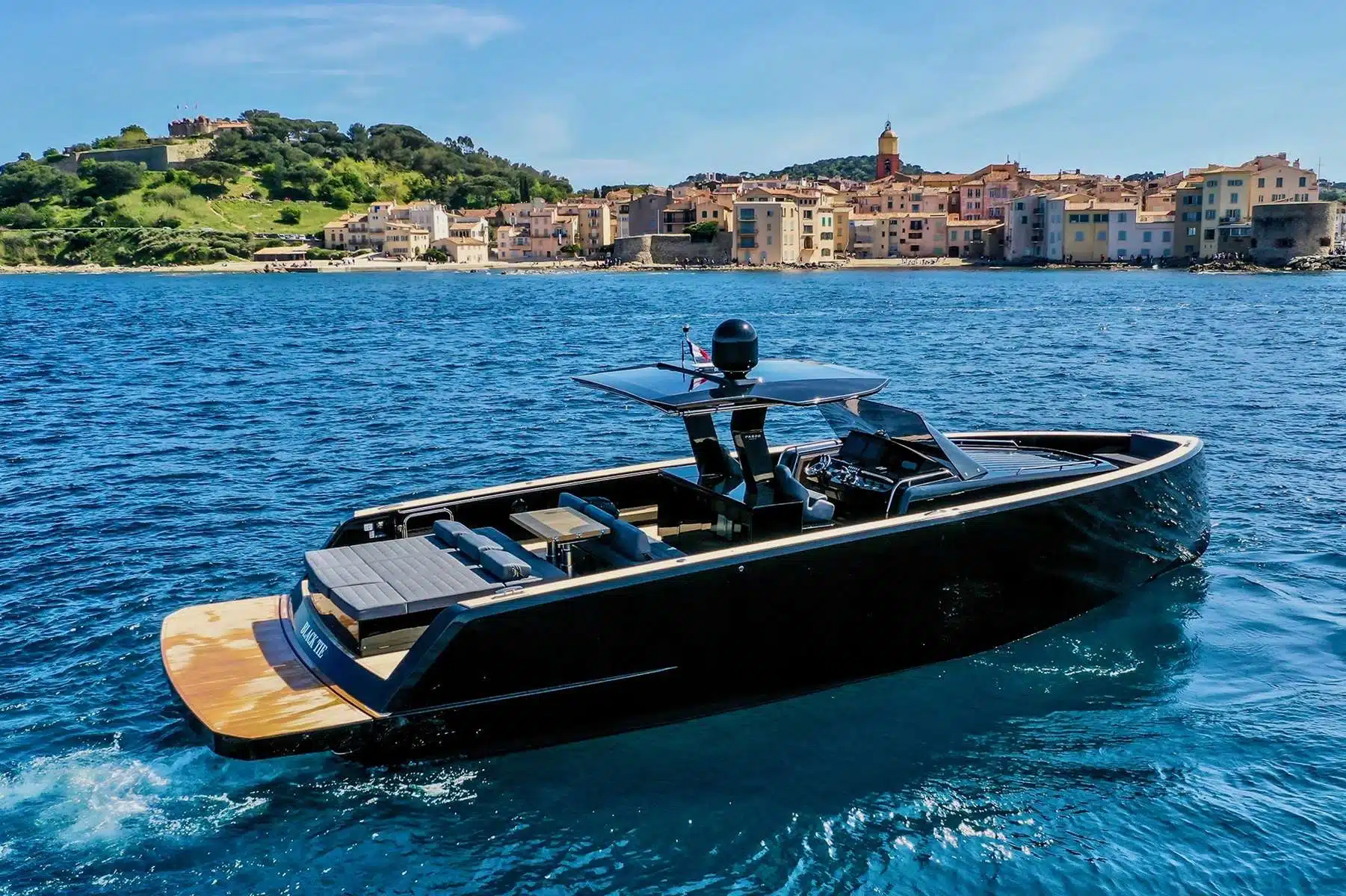 Cockpit du Pardo 43 au mouillage devant les Îles de Lérins